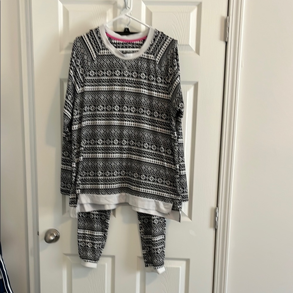 Black And White Patterned Lounge Set - image 1